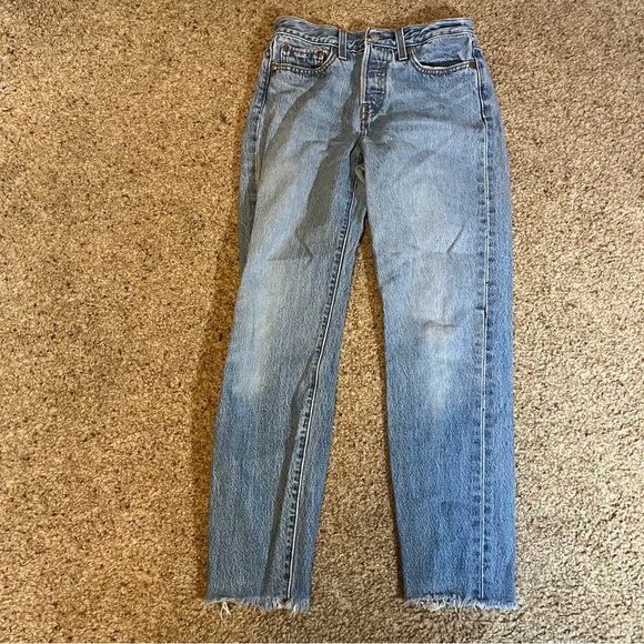 Levis Wedgie Jean High Rise Premium Denim Light Wash Slim Raw Hem Tapered Fit 25 - Picture 2 of 9